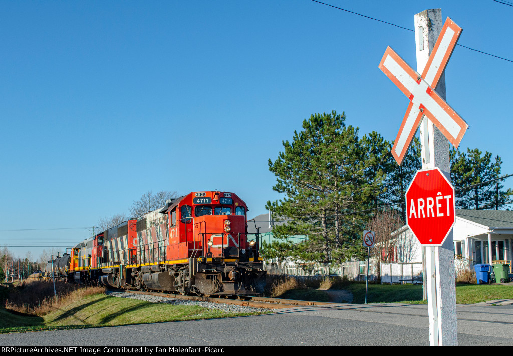 CN 4711 leads 561 at St-Jean-Baptiste street